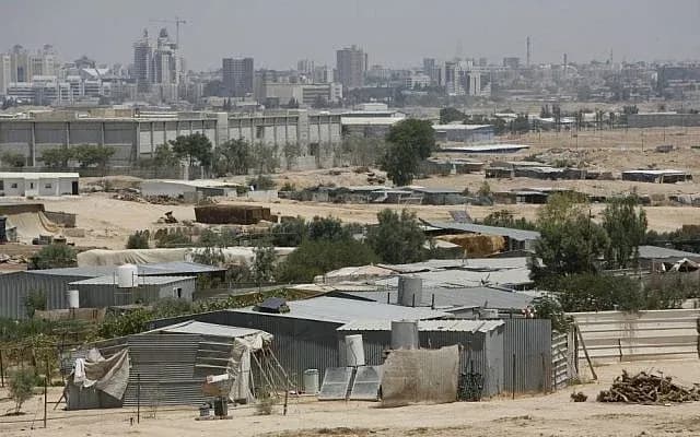 "قرار قضائي بإخلاء أراضٍ للبدو قرب المنطقة الصناعية والسجون"