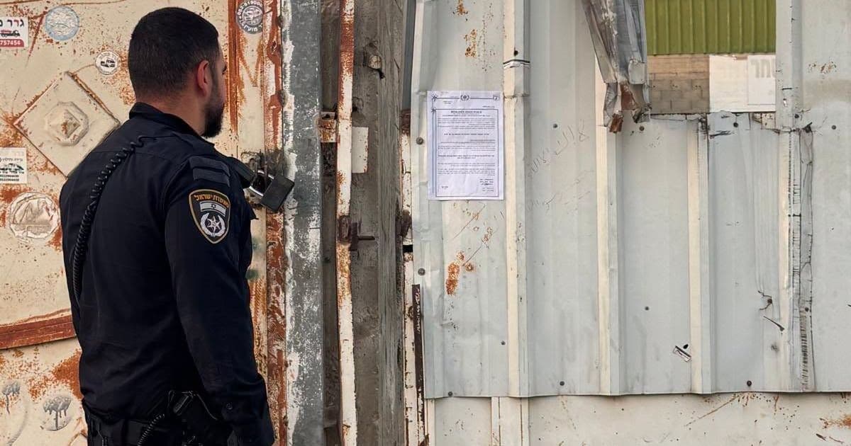 رهط | إغلاق 4 مصالح تجارية لمدة 30 يومًا بعد ضبط 7 فلسطينيين دون تصاريح داخلها