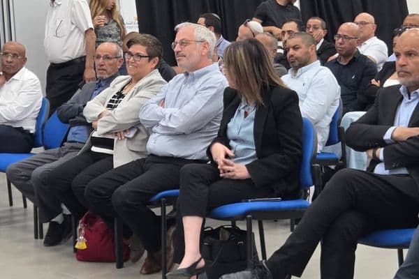 حورة تعزّز شراكاتها الأكاديمية مع “مفعال هبايس”  في إطار دعم المسيرة الأكاديمية وتعزيز فرص التعليم العالي لأبناء وبنات البلدة، استقبل رئيس المجلس المحلي في حورة الأستاذ حابس العطاونة، إلى جانب نوابه ومدراء الأقسام، وفدًا رفيع المستوى من مؤسسة “مفعال هبايس”.  وخلال اللقاء، أكد العطاونة أهمية الشراكة مع المؤسسة، مشددًا على أن الاستثمار في التعليم الأكاديمي يُعد استثمارًا في مستقبل حورة ونهضتها، مع مواصلة دعم الطلاب الجامعيين عبر المنح والمشاريع التعليمية والتطويرية.  كما أشار إلى أن ملف التعليم يأتي في صدارة أولويات المجلس المحلي، مع العمل على بناء شراكات فاعلة لتوفير بيئة تعليمية متقدمة تفتح آفاق النجاح أمام الشباب.  وعُقد اللقاء في مركز الشباب بحورة، بحضور شخصيات اعتبارية ومسؤولين من مؤسسات مختلفة، في إطار التعاون المشترك للارتقاء بالخدمات وتطوير السلطات المحلية.