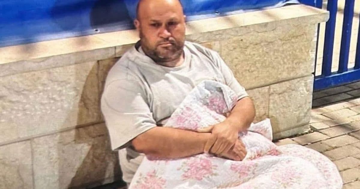 "كفر كنا | صفوت عواودة ينام مقابل مركز الشرطة بعد إطلاق نار على منزله