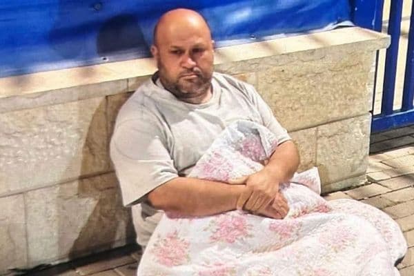 "كفر كنا | صفوت عواودة ينام مقابل مركز الشرطة بعد إطلاق نار على منزله