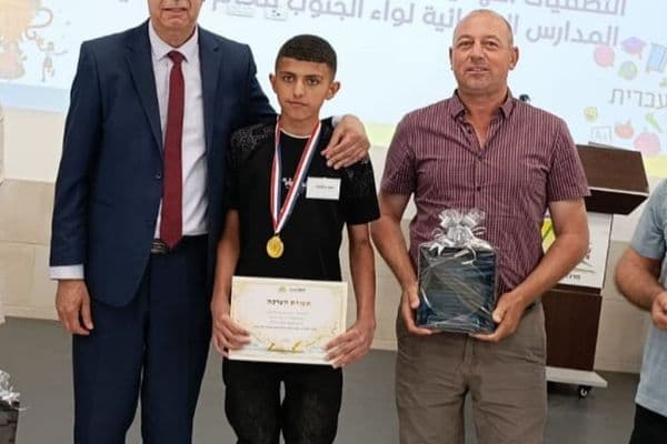 "النقب | إنجاز طلابي مميز لطلاب من رهط وتل السبع في برنامج ‘ألوف العبرية’"