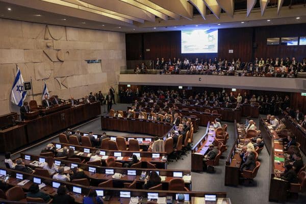"الكنيست | رئيس الائتلاف الحكومي يقدّم اقتراحًا لحل الكنيست"