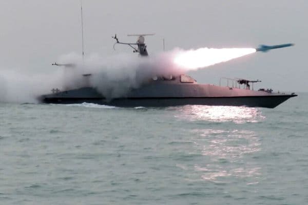 ترامب يلوّح باستئناف التصعيد ضد إيران وينشر صورة لسفن حربية في مضيق هرمز"
