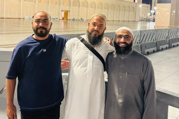 "حجاج رهط يطمئنون أهلهم من المدينة المنورة بعد إتمام مناسك الحج"