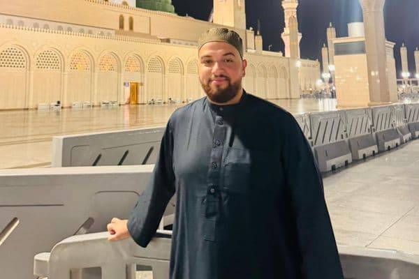 "حجاج رهط يطمئنون أهلهم من المدينة المنورة بعد إتمام مناسك الحج"