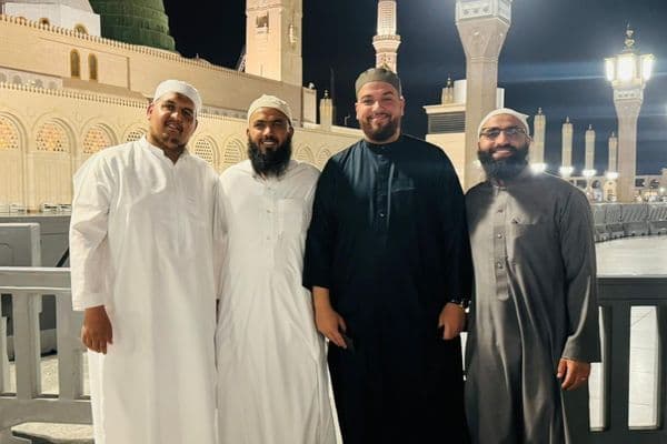 "حجاج رهط يطمئنون أهلهم من المدينة المنورة بعد إتمام مناسك الحج"