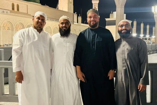 "حجاج رهط يطمئنون أهلهم من المدينة المنورة بعد إتمام مناسك الحج"