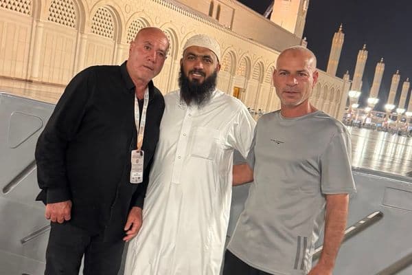 "حجاج رهط يطمئنون أهلهم من المدينة المنورة بعد إتمام مناسك الحج"