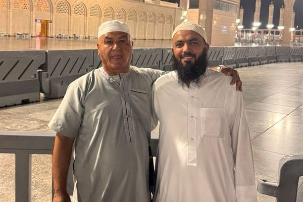 "حجاج رهط يطمئنون أهلهم من المدينة المنورة بعد إتمام مناسك الحج"