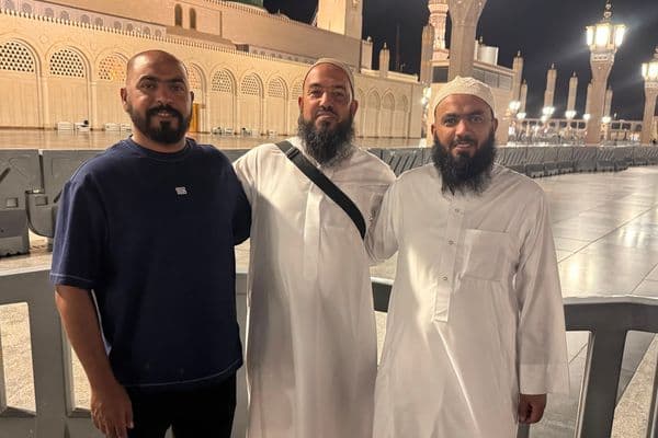 "حجاج رهط يطمئنون أهلهم من المدينة المنورة بعد إتمام مناسك الحج"