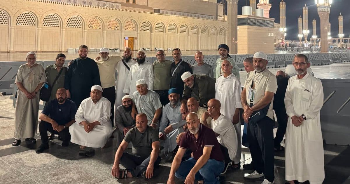 "حجاج رهط يطمئنون أهلهم من المدينة المنورة بعد إتمام مناسك الحج"