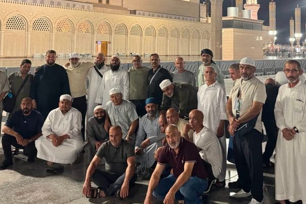 "حجاج رهط يطمئنون أهلهم من المدينة المنورة بعد إتمام مناسك الحج"