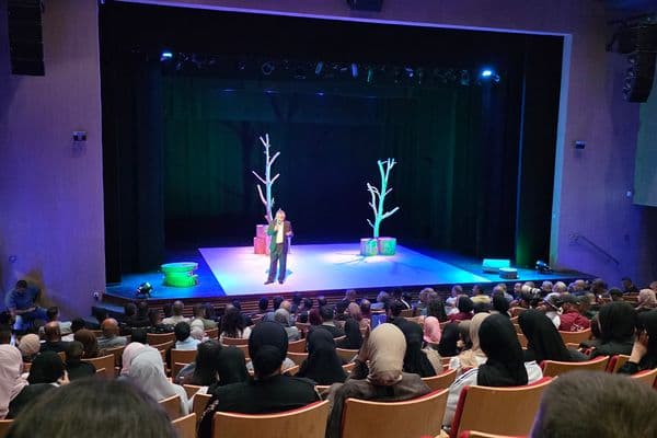 رهط | نحو 500 مشارك في عرض مسرحية «حارس المقابر»