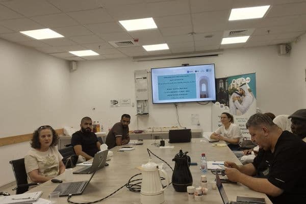 في مدينة رهط | لقاء مهني يجمع ممثلين من البلدات العربية البدوية في النقب لتعزيز الوساطة المجتمعية ومواجهة العنف