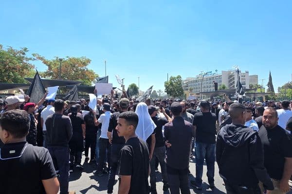 النقب | مشاركة واسعة في مظاهرة "عمود البيت" رفضًا للهدم والتهجير