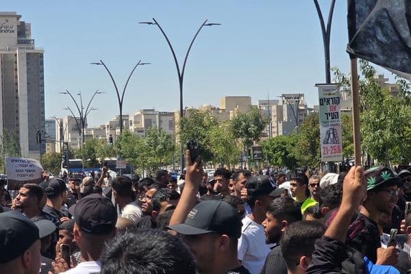 النقب | مشاركة واسعة في مظاهرة "عمود البيت" رفضًا للهدم والتهجير