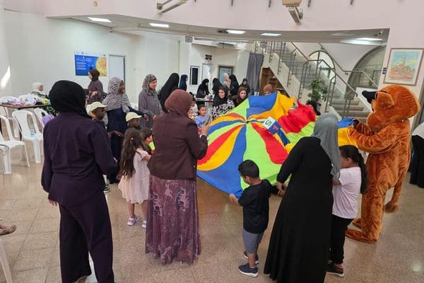 لأول مرة في النقب: انطلاق فعاليات مخيم الوالدية بمشاركة الأمهات والأبناء في رهط