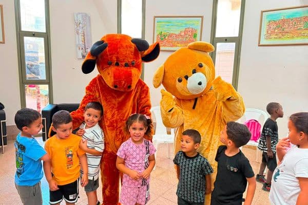 لأول مرة في النقب: انطلاق فعاليات مخيم الوالدية بمشاركة الأمهات والأبناء في رهط