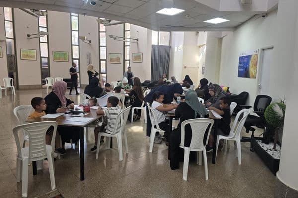 لأول مرة في النقب: انطلاق فعاليات مخيم الوالدية بمشاركة الأمهات والأبناء في رهط