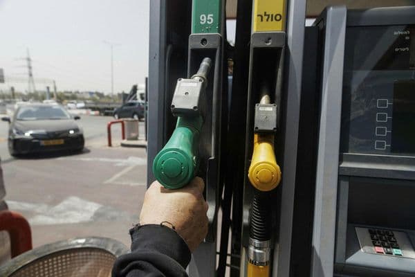 إسرائيل | بشرى للسائقين: انخفاض متوقع بـ50 أغورة في سعر لتر البنزين حتى نهاية أكتوبر