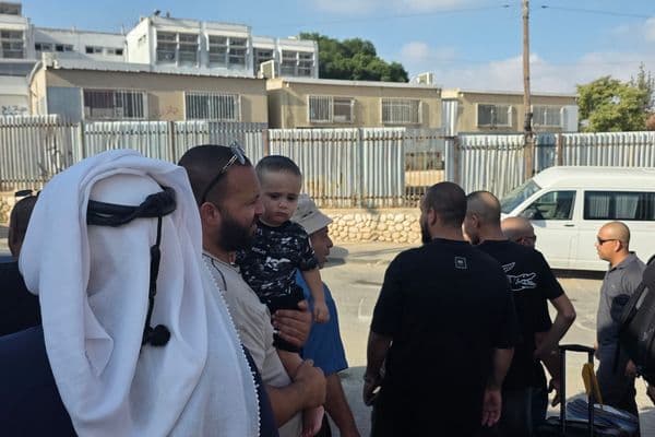 رهط: أول حافلة معتمرين تنطلق من حي القادسية إيذانًا ببدء موسم العمرة الخريفي والشتوي