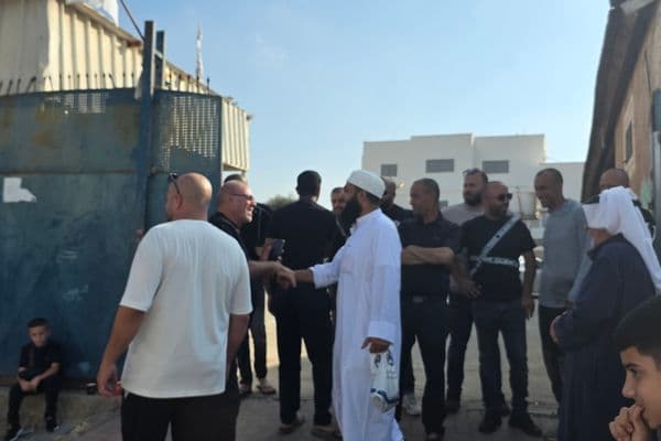 رهط: أول حافلة معتمرين تنطلق من حي القادسية إيذانًا ببدء موسم العمرة الخريفي والشتوي