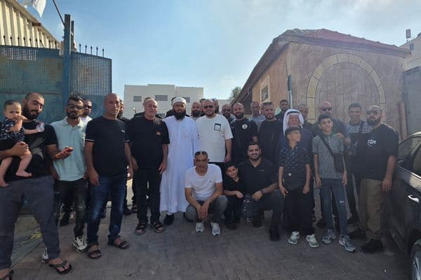 رهط: أول حافلة معتمرين تنطلق من حي القادسية إيذانًا ببدء موسم العمرة الخريفي والشتوي