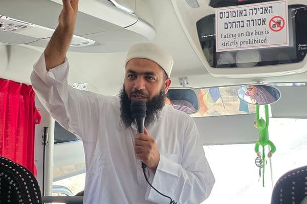 رهط: أول حافلة معتمرين تنطلق من حي القادسية إيذانًا ببدء موسم العمرة الخريفي والشتوي