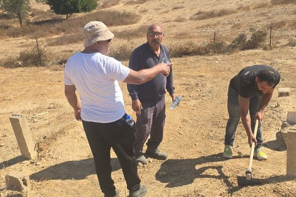 وفاءً للشهداء والمقدسات: عشرات الشبان يتطوعون لتنظيف وترميم مقبرة "الطلالقة" في النقب