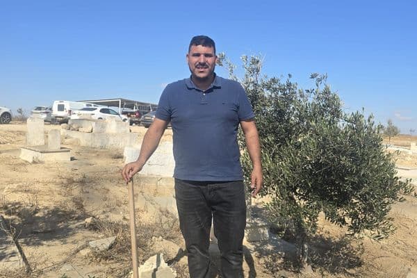 وفاءً للشهداء والمقدسات: عشرات الشبان يتطوعون لتنظيف وترميم مقبرة "الطلالقة" في النقب