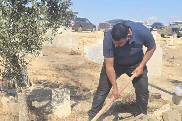 وفاءً للشهداء والمقدسات: عشرات الشبان يتطوعون لتنظيف وترميم مقبرة "الطلالقة" في النقب