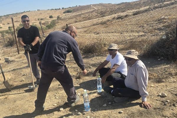 وفاءً للشهداء والمقدسات: عشرات الشبان يتطوعون لتنظيف وترميم مقبرة "الطلالقة" في النقب