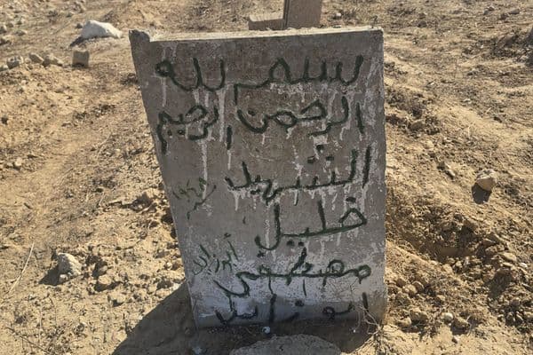 وفاءً للشهداء والمقدسات: عشرات الشبان يتطوعون لتنظيف وترميم مقبرة "الطلالقة" في النقب