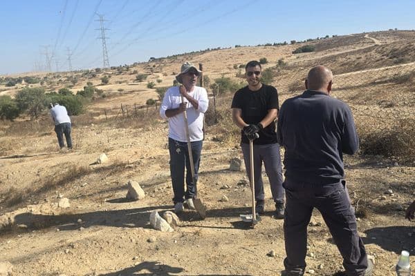 وفاءً للشهداء والمقدسات: عشرات الشبان يتطوعون لتنظيف وترميم مقبرة "الطلالقة" في النقب