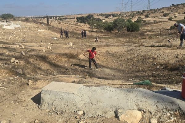وفاءً للشهداء والمقدسات: عشرات الشبان يتطوعون لتنظيف وترميم مقبرة "الطلالقة" في النقب