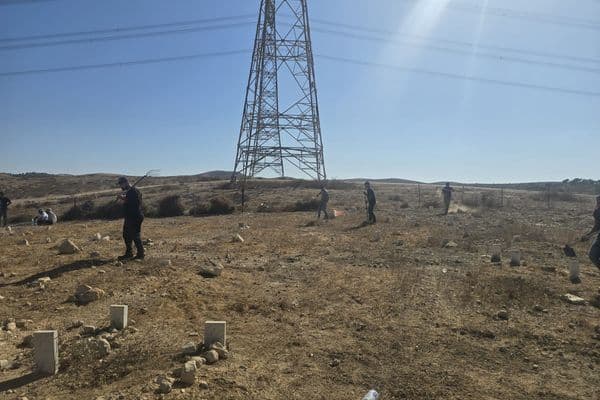 وفاءً للشهداء والمقدسات: عشرات الشبان يتطوعون لتنظيف وترميم مقبرة "الطلالقة" في النقب
