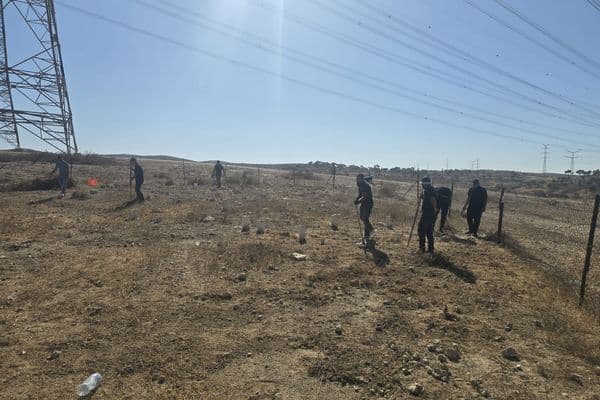 وفاءً للشهداء والمقدسات: عشرات الشبان يتطوعون لتنظيف وترميم مقبرة "الطلالقة" في النقب