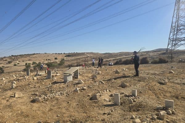 وفاءً للشهداء والمقدسات: عشرات الشبان يتطوعون لتنظيف وترميم مقبرة "الطلالقة" في النقب