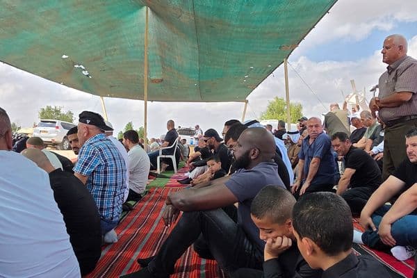 العراقيب | عادات الأجداد تعود في فرحٍ بعد صلاة الجمعة وتجمع الأهالي على الغداء