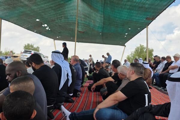 العراقيب | عادات الأجداد تعود في فرحٍ بعد صلاة الجمعة وتجمع الأهالي على الغداء