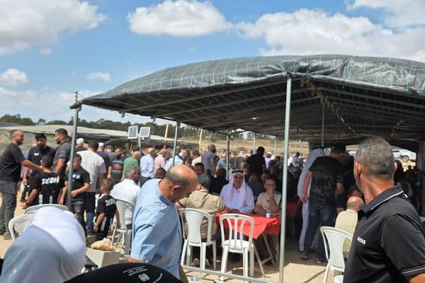 العراقيب | عادات الأجداد تعود في فرحٍ بعد صلاة الجمعة وتجمع الأهالي على الغداء