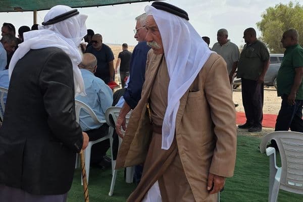 العراقيب | عادات الأجداد تعود في فرحٍ بعد صلاة الجمعة وتجمع الأهالي على الغداء