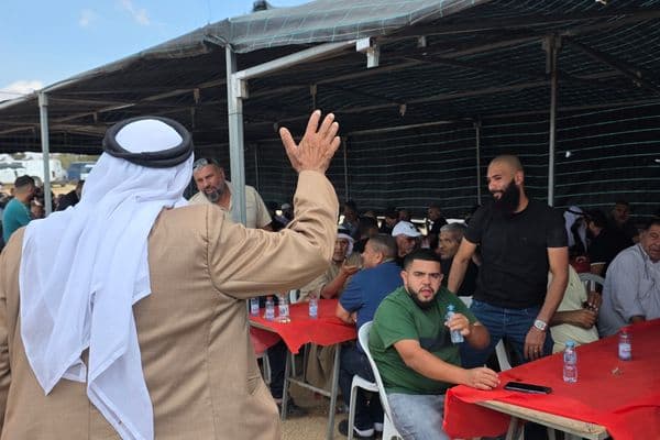 العراقيب | عادات الأجداد تعود في فرحٍ بعد صلاة الجمعة وتجمع الأهالي على الغداء
