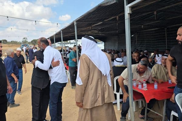 العراقيب | عادات الأجداد تعود في فرحٍ بعد صلاة الجمعة وتجمع الأهالي على الغداء