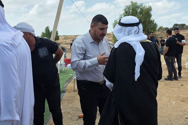 العراقيب | عادات الأجداد تعود في فرحٍ بعد صلاة الجمعة وتجمع الأهالي على الغداء