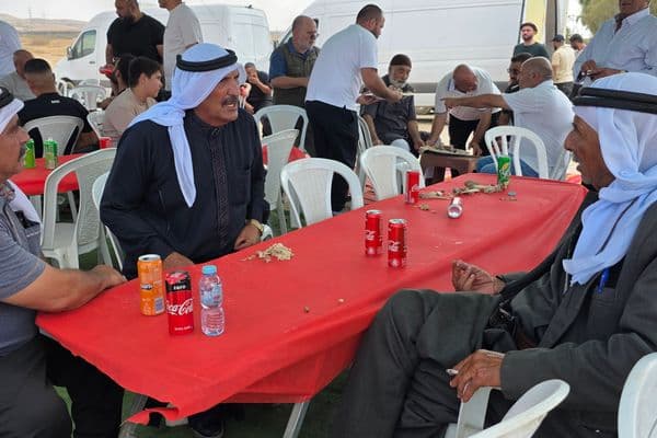 العراقيب | عادات الأجداد تعود في فرحٍ بعد صلاة الجمعة وتجمع الأهالي على الغداء