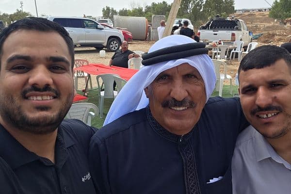 العراقيب | عادات الأجداد تعود في فرحٍ بعد صلاة الجمعة وتجمع الأهالي على الغداء