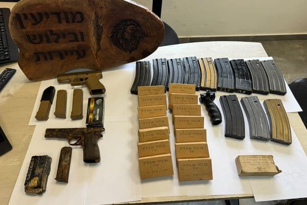 النقب | ضبط بندقيتي M-16 ومسدسات وعشرات المخازن ومئات الطلقات واعتقال 19 مشتبهًا بهم