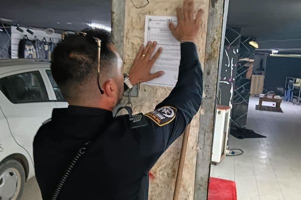 رهط | إغلاق 4 مصالح تجارية لمدة 30 يومًا بعد ضبط 7 فلسطينيين دون تصاريح داخلها